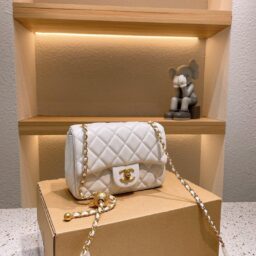 AA-111 Chanel小金球 白色金球  18*13*7